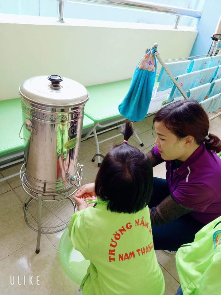 cô g rửa tay