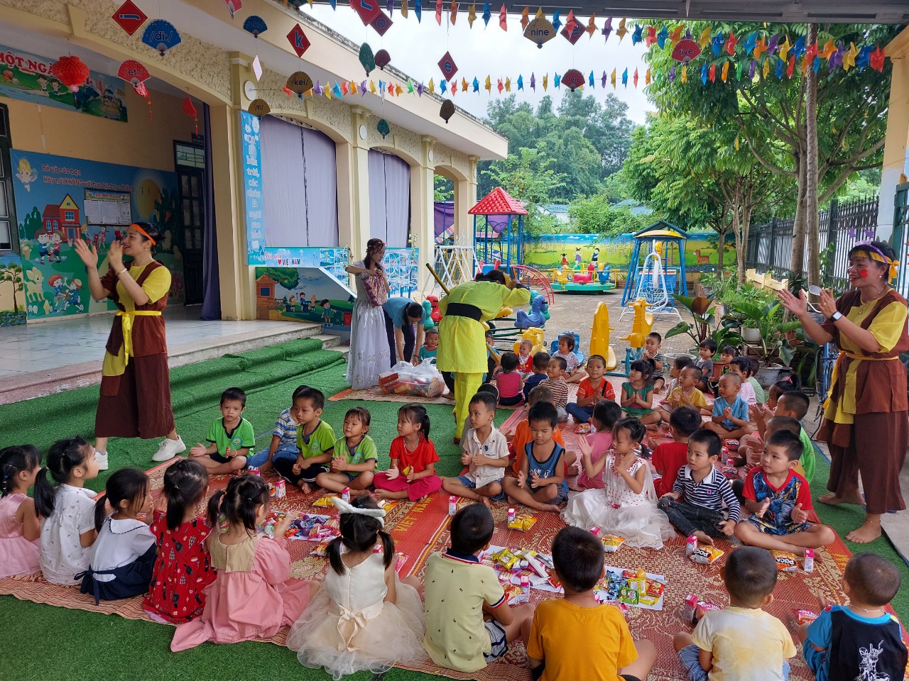 Các bé điểm trường Bna r Khá