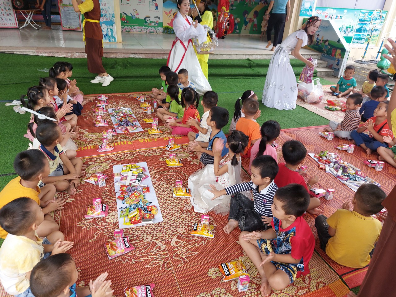 CCas bé Điểm Bản Phá cỗ cùng chị hằng chú cuội