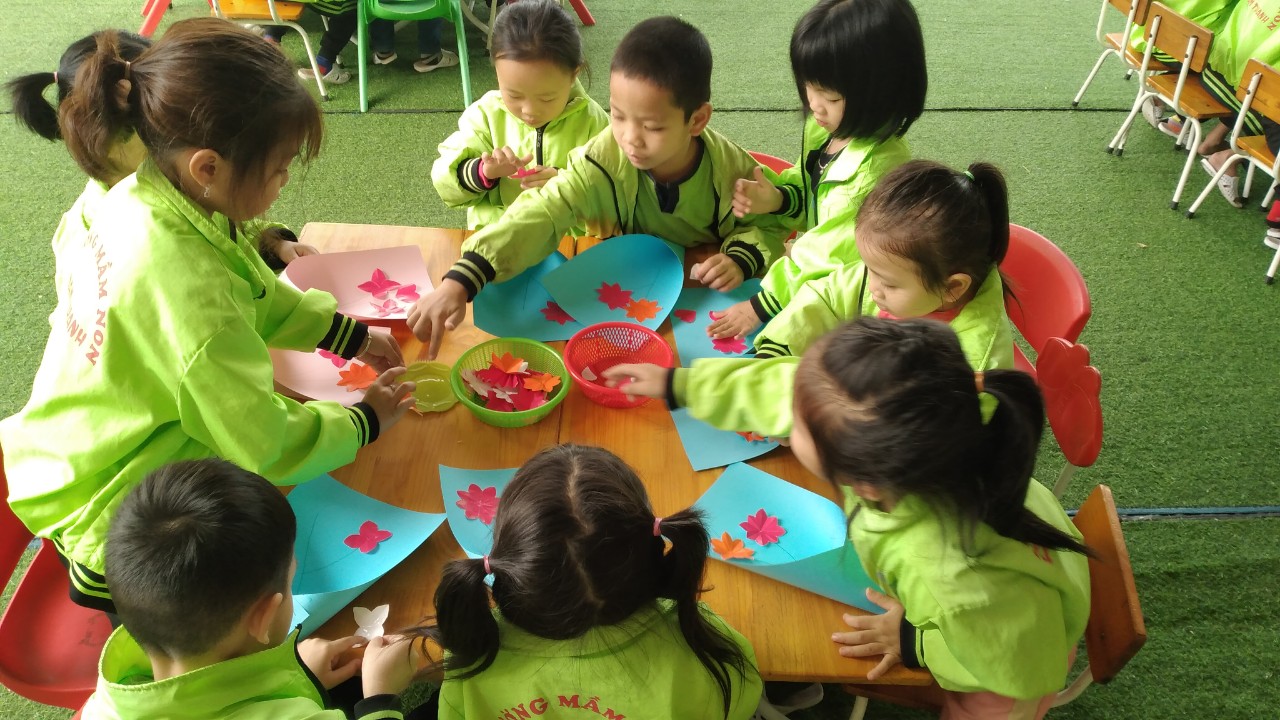 bé làm hoa nhân ngày sinh của Bác