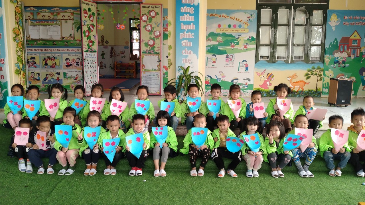 Bé trải nghiệm làm hoa