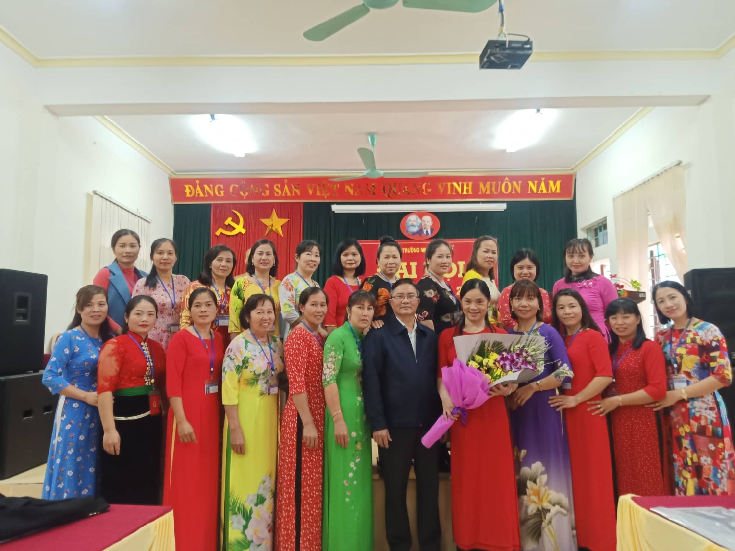 Đồng chí Phó Bí Thư đảng ủy đến chỉ đạo  và chúc  mừng thành công  đại hội chi bộ nhiệm kỳ 2020-2023