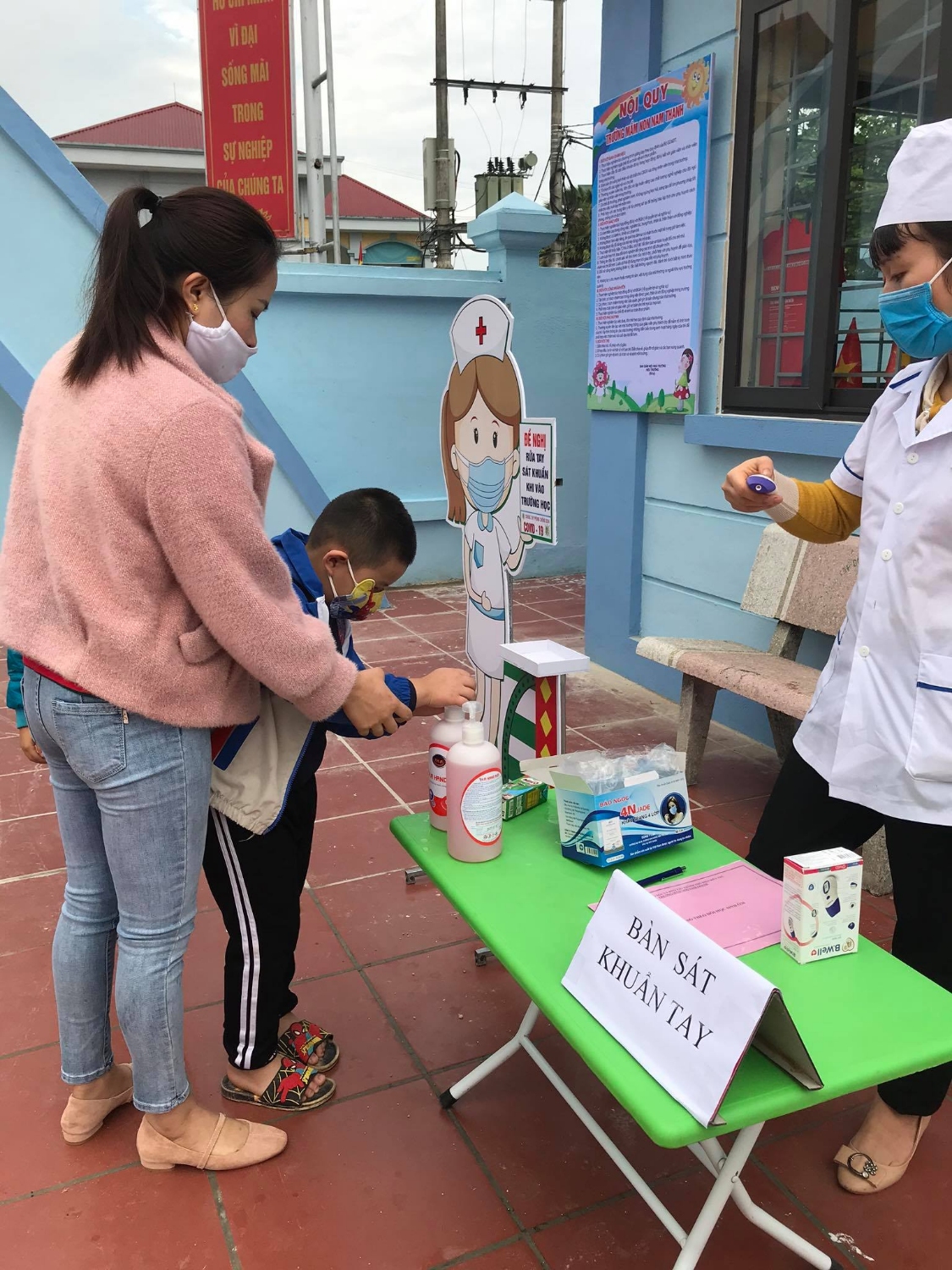 Ngày đầu đến trường sau kỳ nghỉ phòng dịch Covy-19