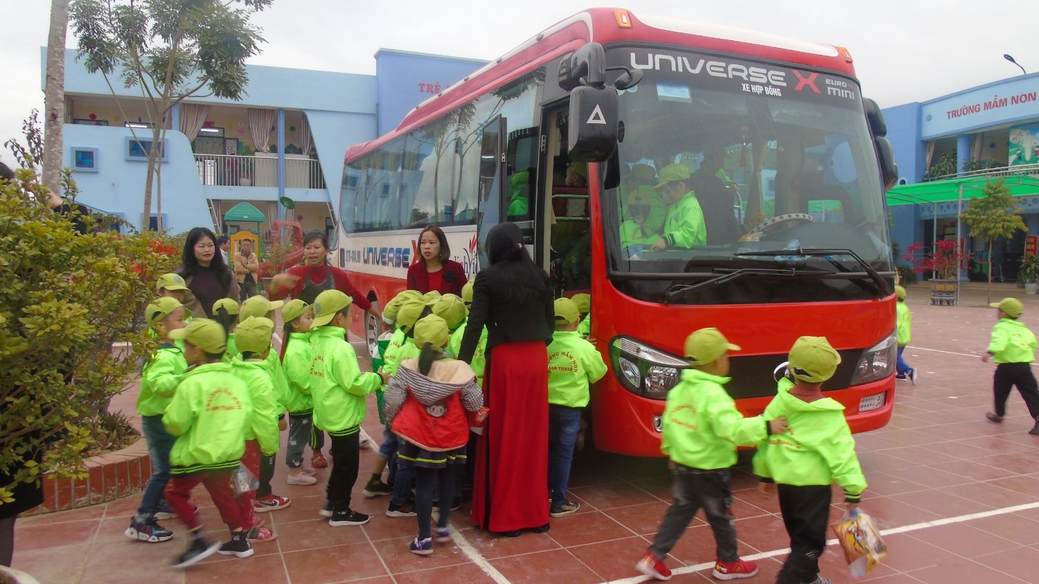 TRƯỜNG MẦM NON NAM THANH TỔ CHỨC HOẠT ĐỘNG TRẢI NGHIỆM CHO CÁC CON KHỐI MẪU GIÁO NHỠ - LỚN THĂM QUAN TRUNG ĐOÀN 82 QUÂN KHU II BỘ QUỐC PHÒNG