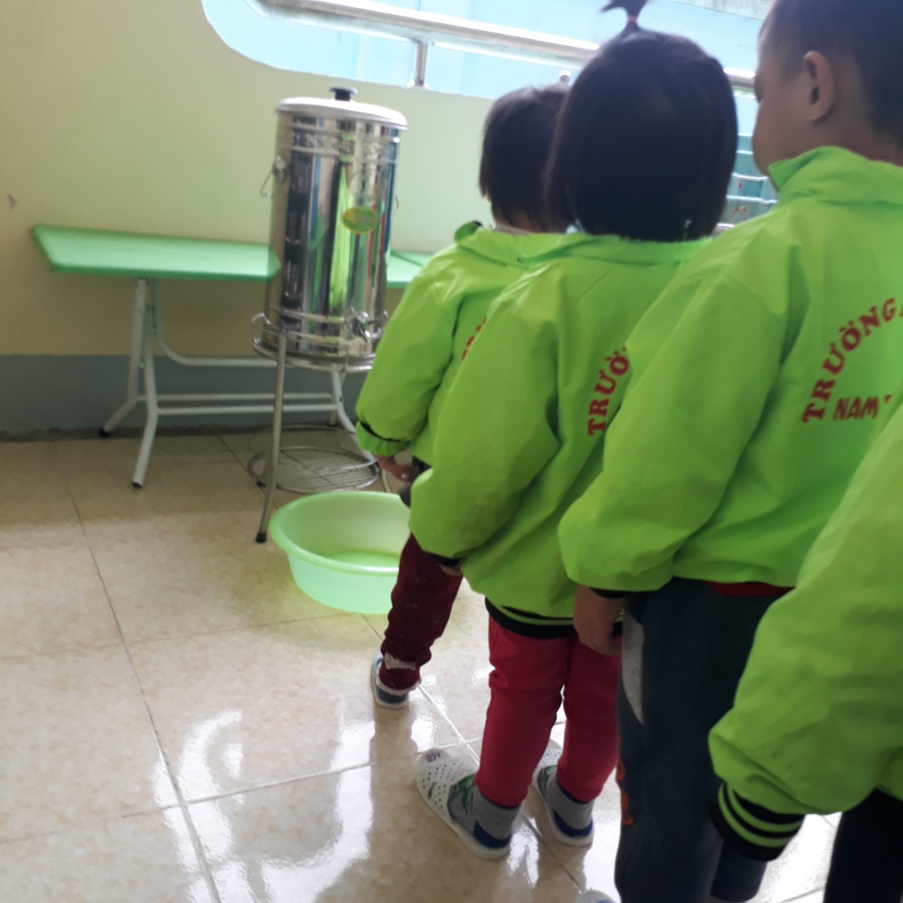 VỆ SINH CHO TRẺ TRƯỚC VÀ SAU KHI ĂN TRONG THỜI TIẾT GIAO MÙA CHO TRẺ NHÀ TRẺ 24-36 THÁNG