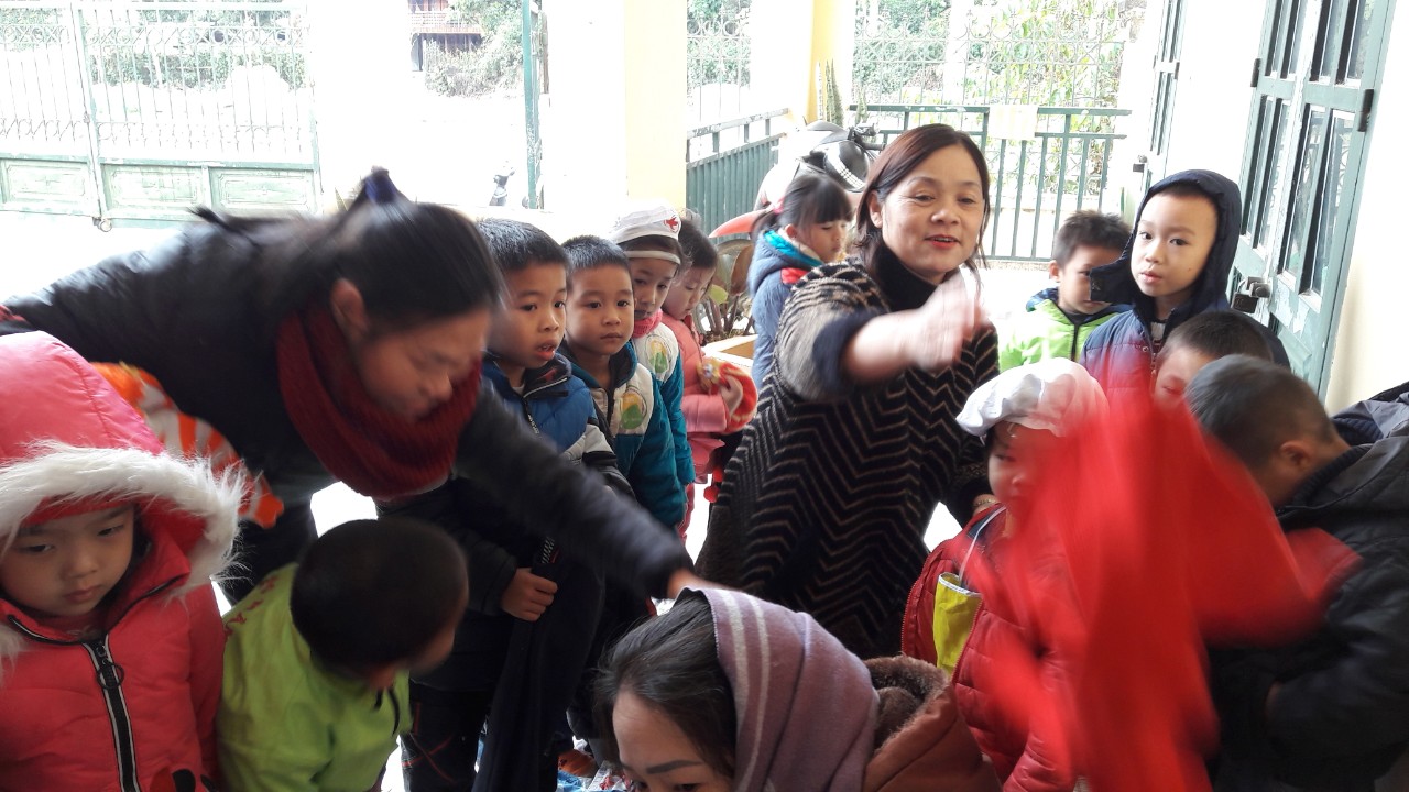 TRƯỜNG MẦM NON NAM THANH TỔ CHỨC TRAO TẶNG ÁO ẤM CHO HỌC SINH CÓ HOÀN CẢNH KHÓ KHĂN TRONG TRƯỜNG