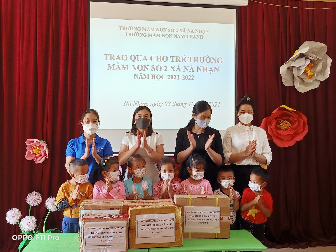 TRAO QUÀ HỖ TRỢ CÁC BÉ ĐIỂM TRƯỜNG NÀ NHẠN 2