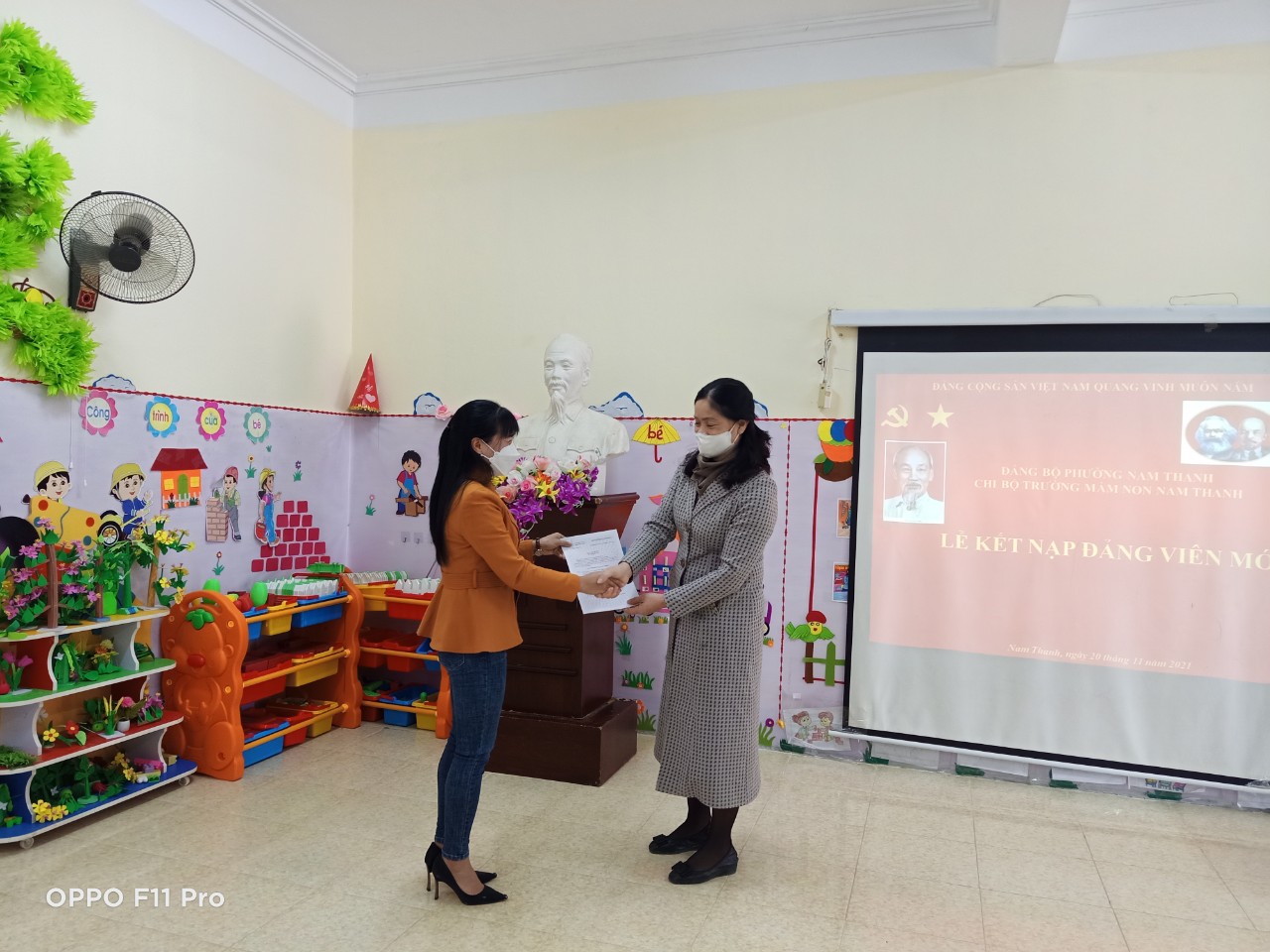 CHI BỘ TRƯỜNG MẦM NON NAM THANH LONG TRỌNG TỔ CHỨC LỄ KẾT NẠP  ĐẢNG VIÊN MƠI NĂM HỌC 2021-2022