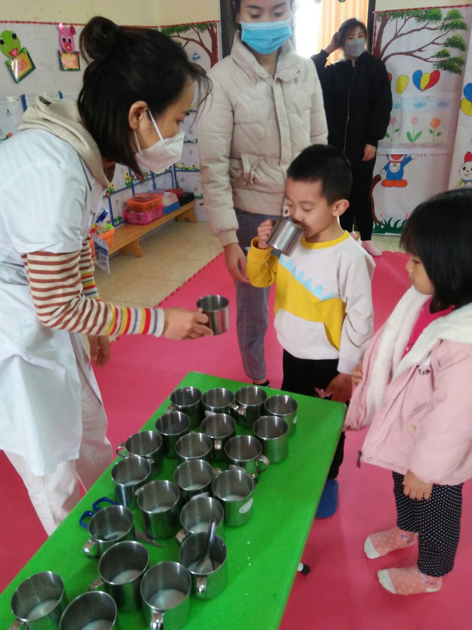 TRƯỜNG MẦM NON NAM THANH PHỐI HỢP TRẠM Y TẾ PHƯỜNG  TỔ CHỨC CHO TRẺ UỐNG VITAMIN A VÀ THUÔC TẨY GIUN