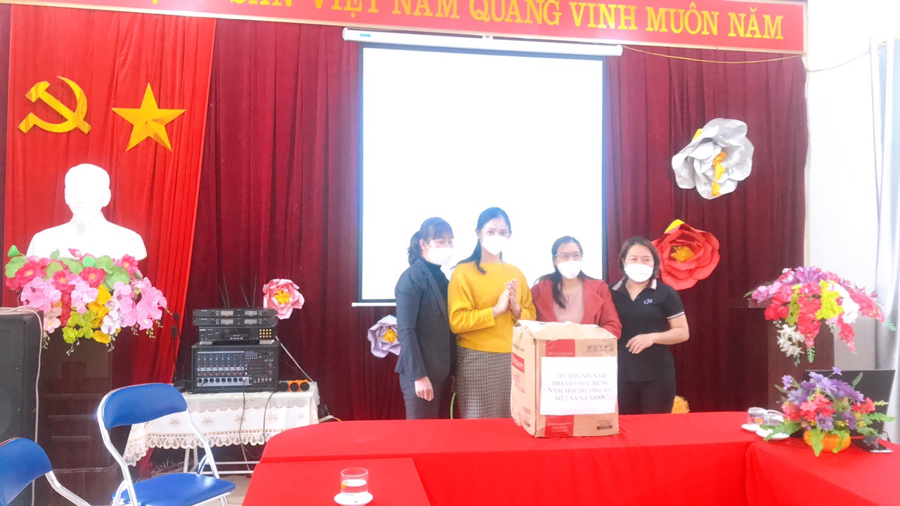 Trao quà tại trường MN Nà Nhạn 2