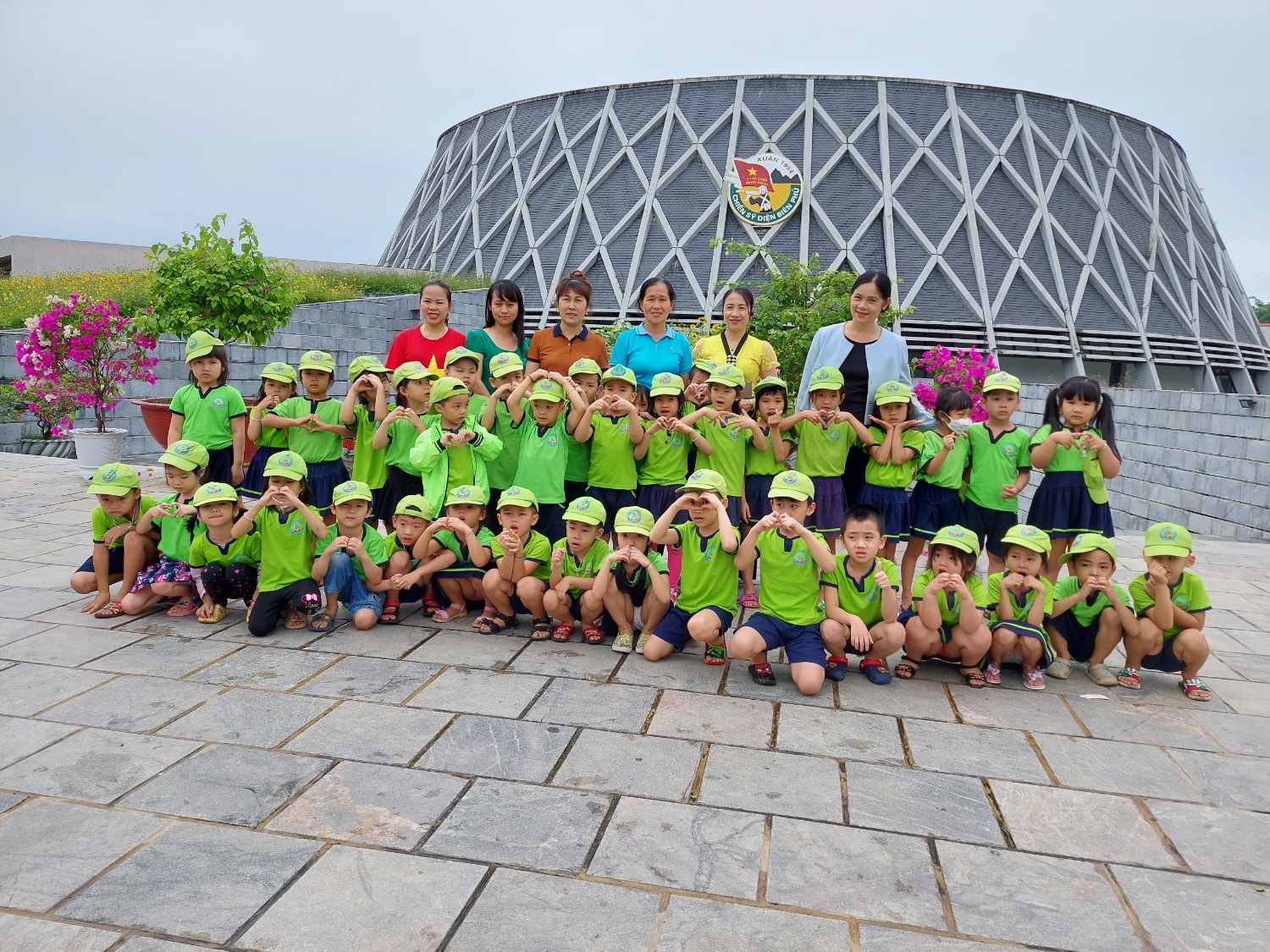 HOẠT ĐỘNG TRẢI NGHIỆM CỦA CÁC BÉ KHỐI MẪU GIÁO NHỠ- LỚN THAM QUAN BẢO TÀNG CHIẾN THẮNG LỊCH SỬ ĐIỆN BIÊN PHỦ