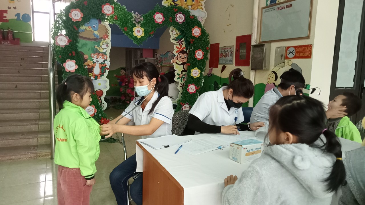 TRƯỜNG MẦM NON NAM THANH PHỐI HỢP VỚI TRẠM Y TẾ PHƯỜNG KHÁM SỨC KHỎE ĐỊNH KỲ CHO HỌC SINH