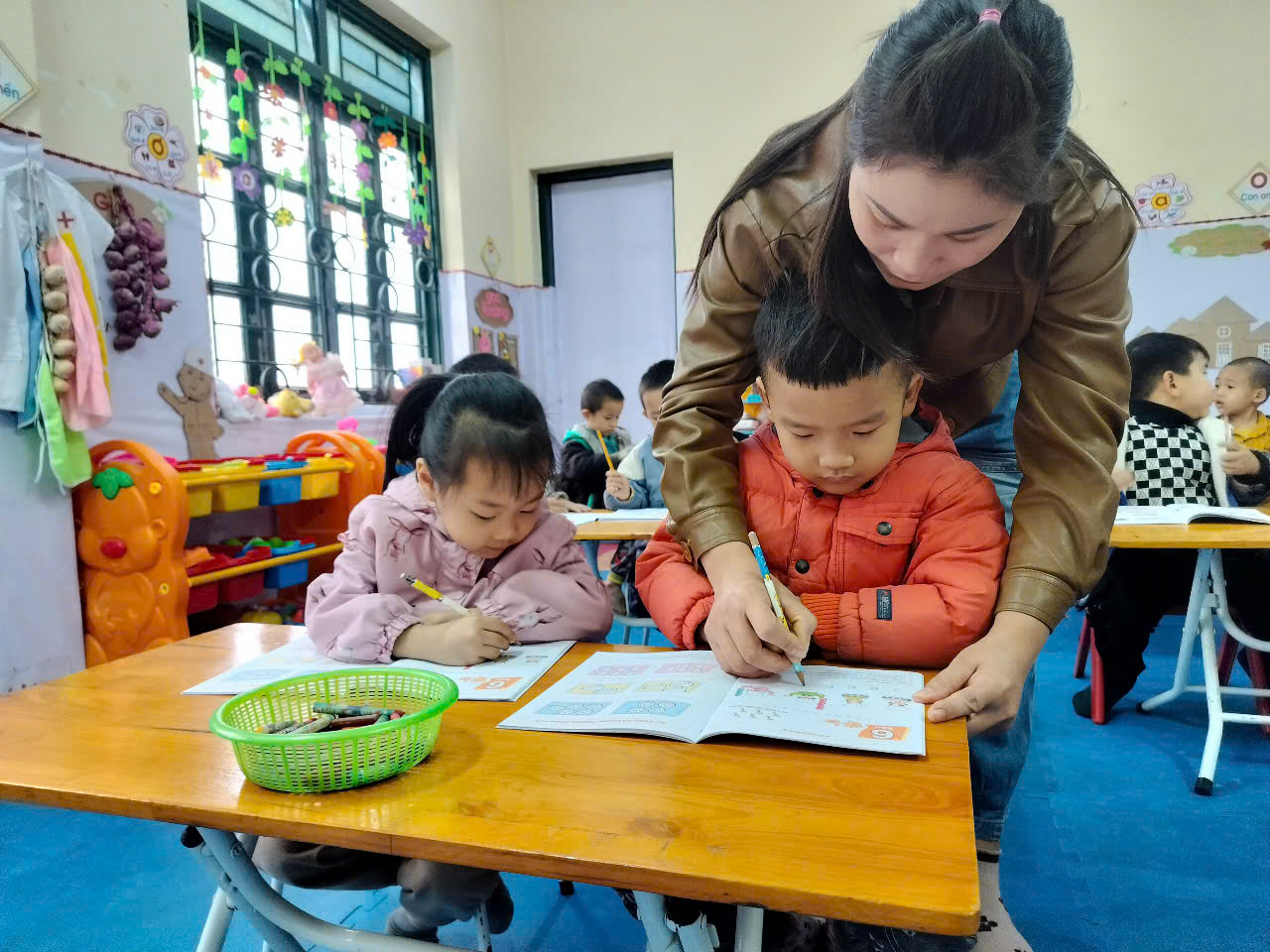 TRƯỜNG MẦM NON NAM THANH TỔ CHỨC THĂM HỎI TẶNG QUÀ,  CHO PHỤ HUYNH MẮC BỆNH HIỂM NGHÈO, ĐỒNG THỜI NHẬN ĐỠ ĐẦU CHĂM SÓC BÉ ĐANG THEO HỌC LỚP 5 TUỔI  TẠI ĐIỂM TRƯỜNG  BẢN KHÁ