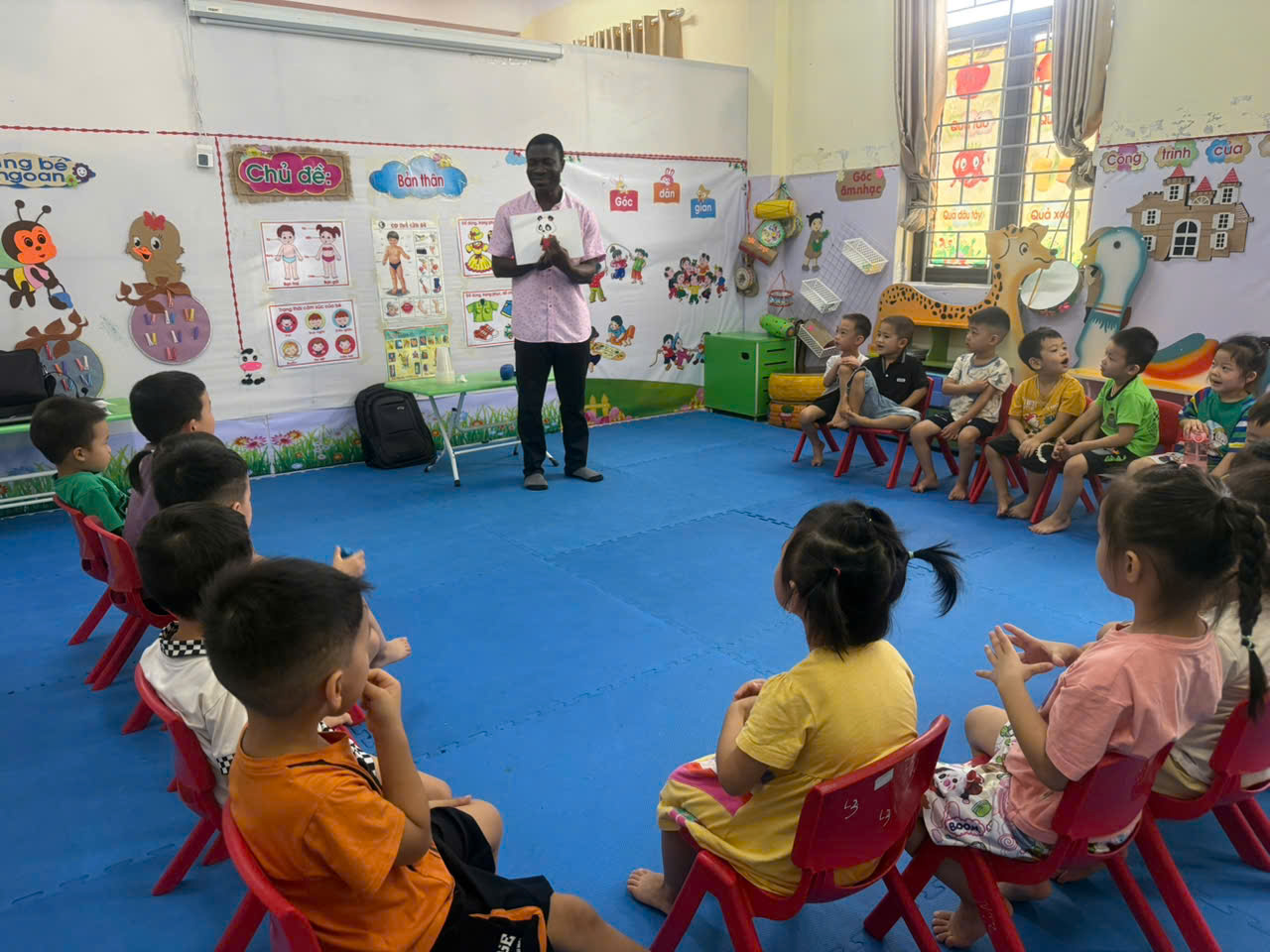 TRƯỜNG MẦM NON NAM THANH, KẾT HỢP VỚI  TRUNG TÂM VIỆT MỸ TỔ CHỨC CHO TRẺ LÀM QUEN VỚI TIẾNG ANH