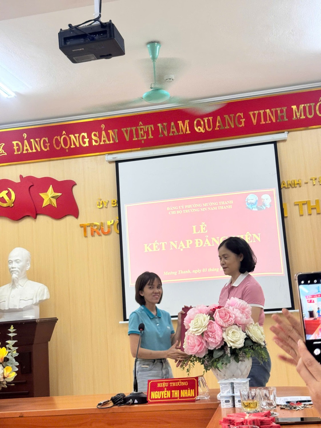 CHI BỘ TRƯỜNG MẦM NON NAM THANH PHƯỜNG MƯỜNG THANH TỔ CHỨC KẾT NẠP ĐẢNG VIÊN MỚI NĂM 2026
