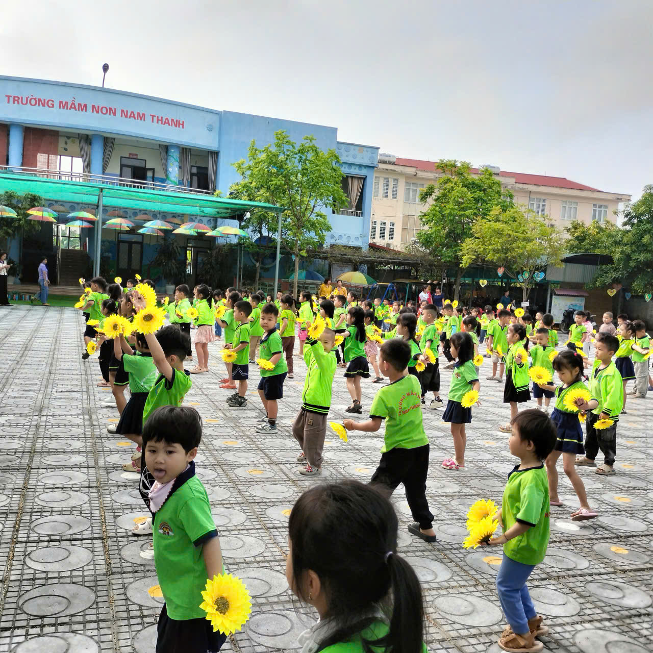 Trường Mầm non Nam Thanh đã phối hợp với đơn vị kết nghĩa tổ chức rà soát, bổ sung và hoàn thiện các tiêu chí trường học an toàn theo quy định.