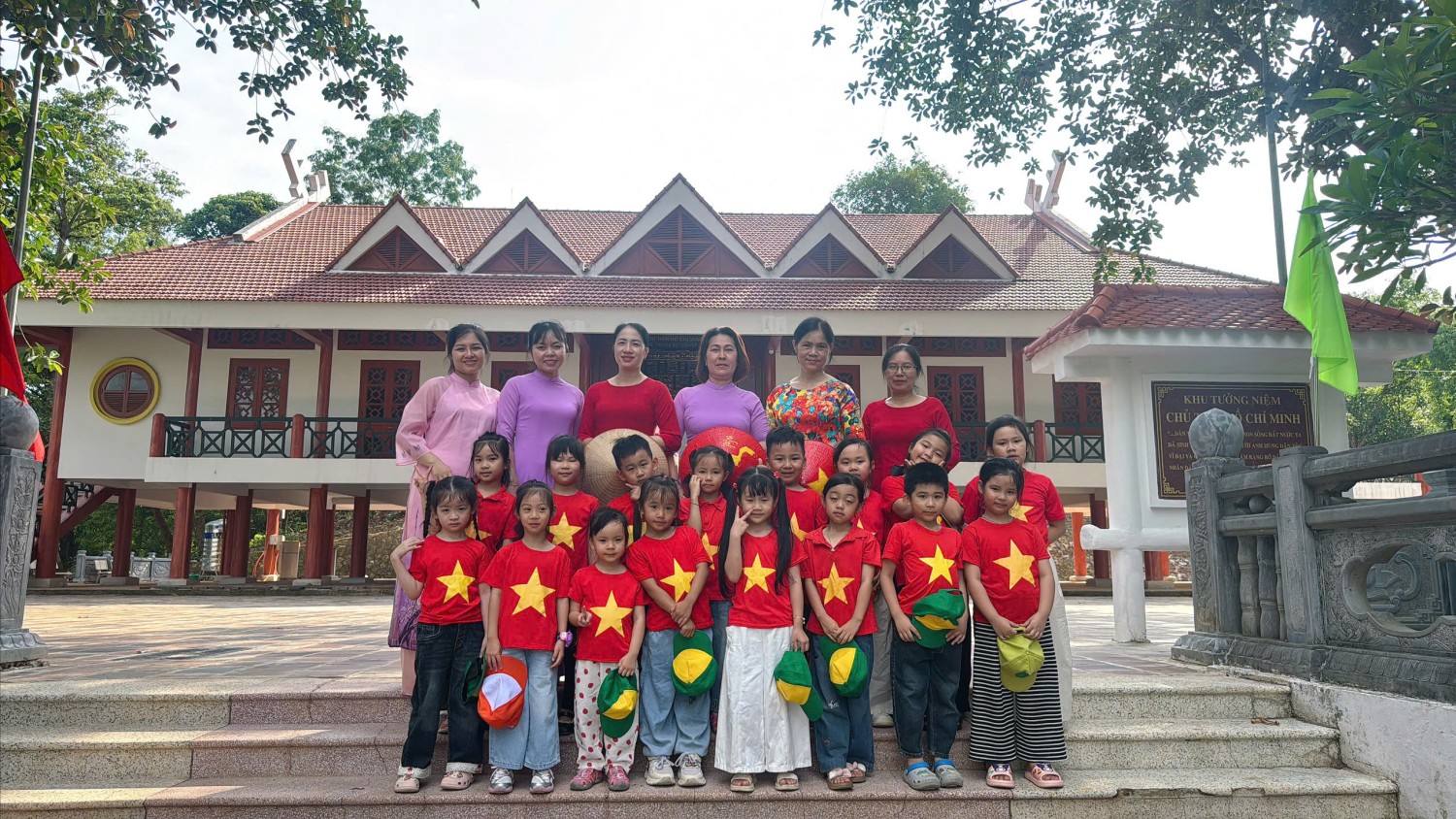 TRƯỜNG MẦM NON NAM THANH TỔ CHỨC CHO TRẺ DÂNG HƯƠNG TƯỞNG NIỆM CHỦ TỊCH HỒ CHÍ MINH NHÂN KỶ NIỆM 136 NĂM NGÀY SINH CỦA BÁC