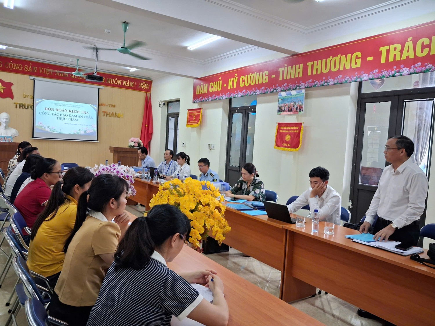 TRƯỜNG MẦM NON NAM THANH ĐÓN ĐOÀN KIỂM TRA LIÊN NGÀNH, KIỂM TRA CÔNG TÁC ĐẢM BẢO AN TOÀN THỰC PHẨM