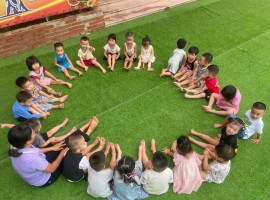 Trẻ 3 tuổi  lần đầu đến trường, con nhiều nhút nhát, cô dạy bạn chơi, dạy bạn cùng hát